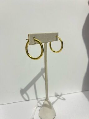 Elizabeth Locke Hammered Hoop Earrings 19kt gold - charms sold separately